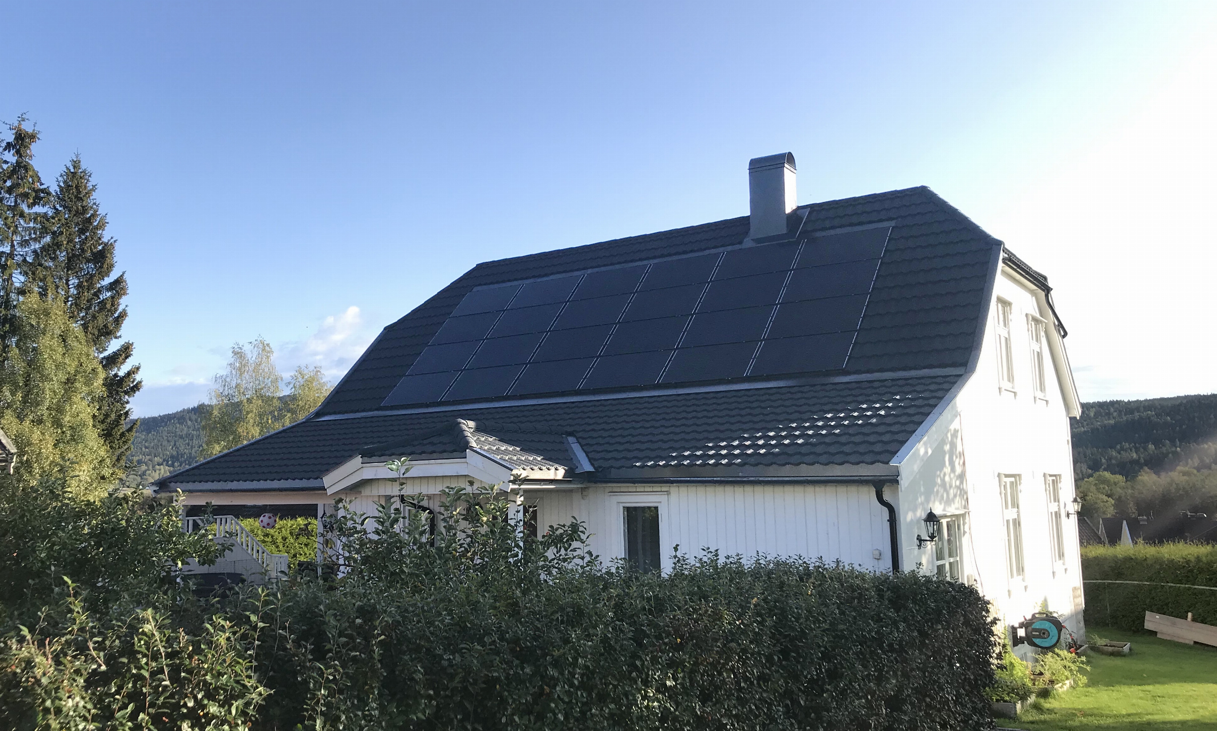 Aerodek taksteinsplater i kombinasjon med integrerte solcellepaneler på tak