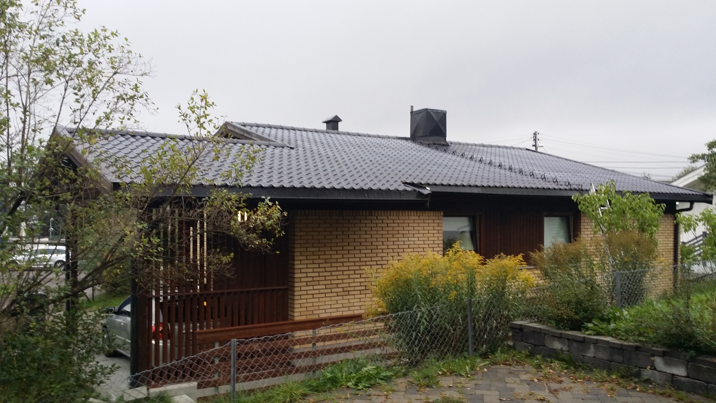Omtekking av tak med integrerte solcellepaneler